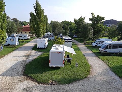 Kastélypark fürdő